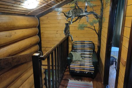 Коттедж 10-местный. Спальное место у лестницы