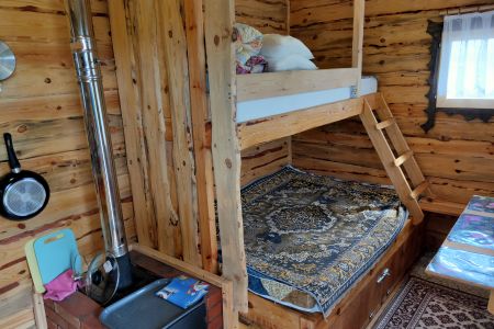 Коттедж 10-местный. Спальное место у лестницы