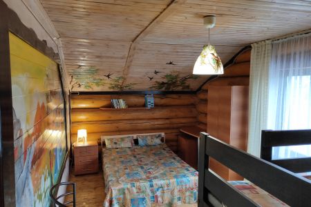 Коттедж 10-местный. Спальное место у лестницы