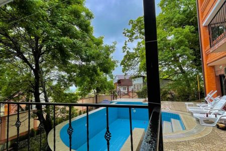 Вид на бассейн с террасы