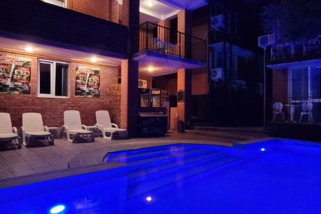 Территория у бассейна, ночь