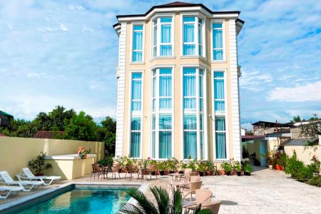 Фасад с бассейном