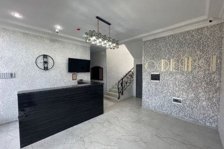 Фасад с бассейном