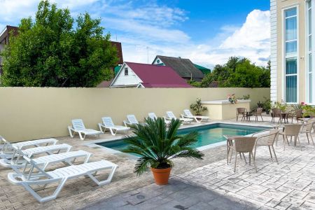 Фасад с бассейном