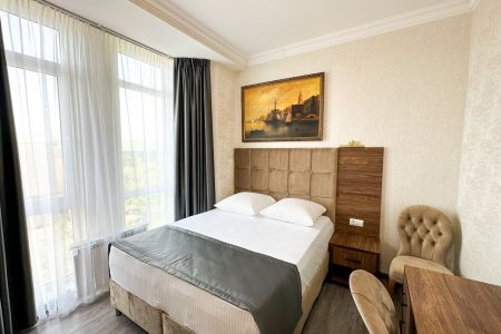 Фасад с бассейном