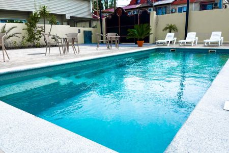 Фасад с бассейном