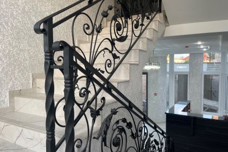 Фасад с бассейном