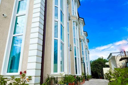 Фасад с бассейном