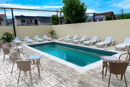 Фасад с бассейном