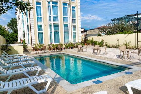 Фасад с бассейном