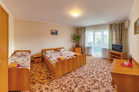 Эконом 3-местный 1-комнатный (без удобств, с балконом)