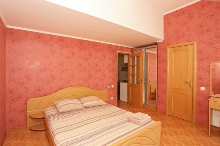 Стандартный 4-местный 2-комнатный (с видом на горы и боковым видом на море)