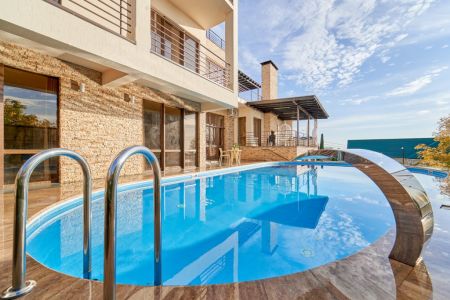 Бассейн и фасад