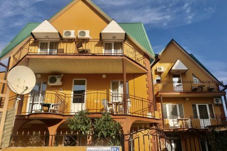 Дом с дельфинами