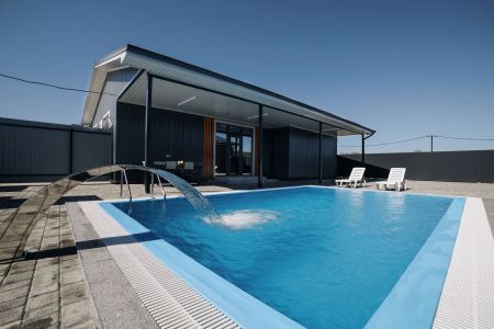 Люкс 4-местный 2-комнатный (с бассейном и кухней)