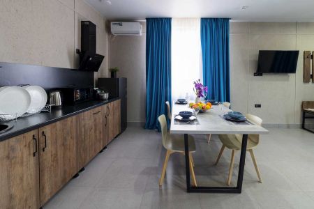 Люкс 4-местный 2-комнатный (с бассейном и кухней)