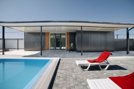 Люкс 4-местный 2-комнатный (с бассейном и кухней)