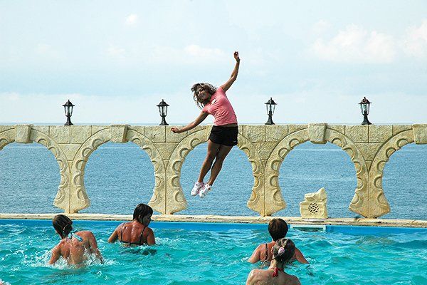 Анимация у бассейна