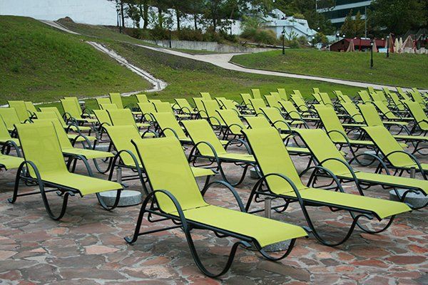 Зона отдыха с шезлонгами на территории санатория