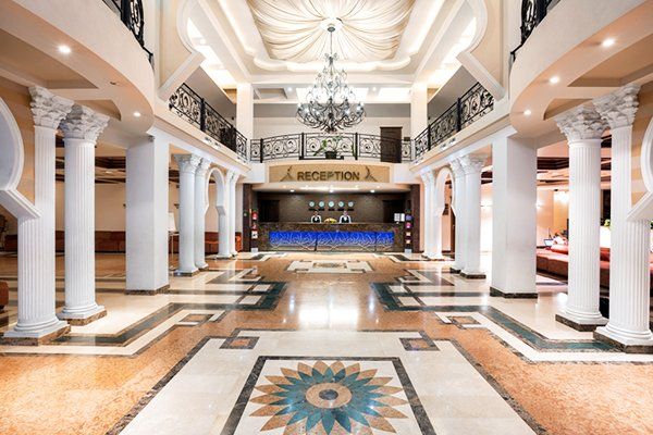 Холл и вид на зону ресепшн