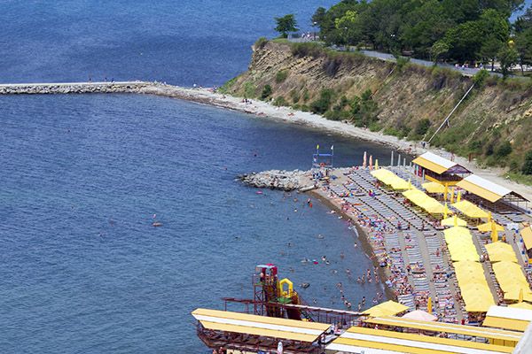 Городской пляж в 30 м от санатория