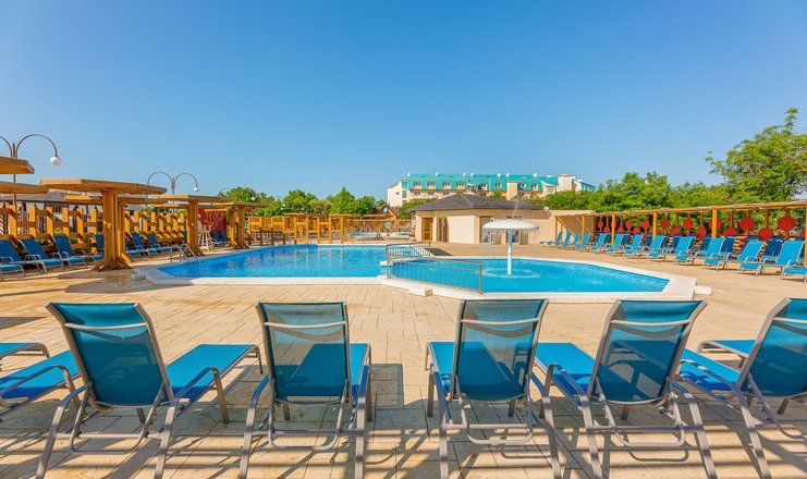 Открытый бассейн с шезлонгами