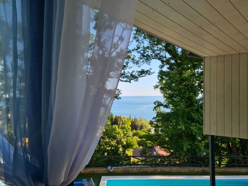 Зона отдыха у бассейна