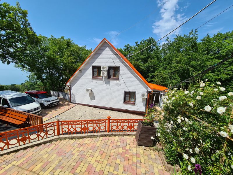 Вид на коттедж, территория