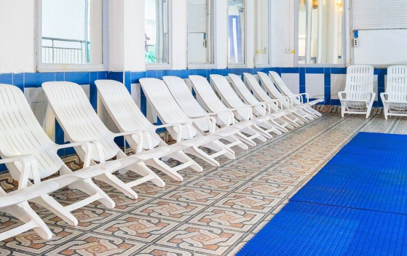 Зона отдыха с шезлонгами у бассейна