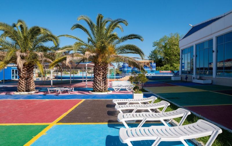 Зона отдыха у открытого бассейна