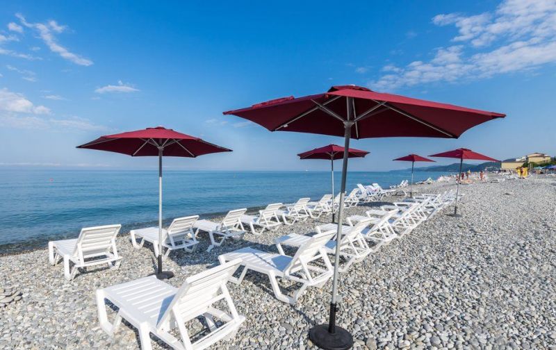 Собственный мелко-галечный пляж