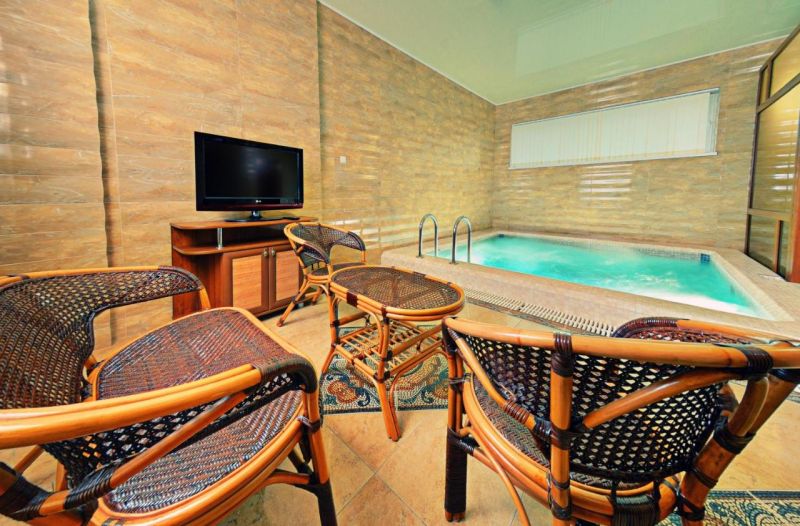 Крытый бассейн в сауне