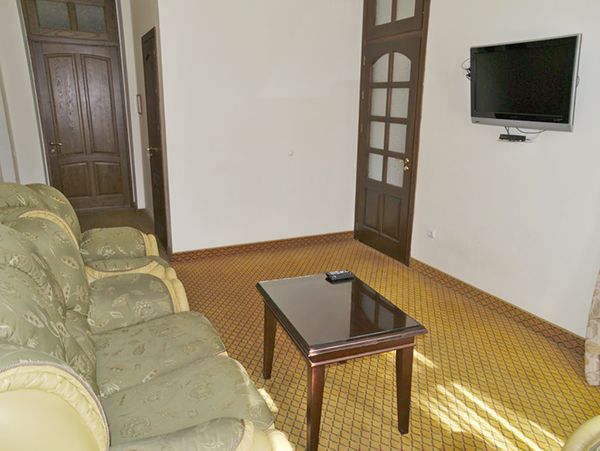 Люкс Suit 2-местный (в корпусе Б №1,3,6,8,11 двуспальная кровать)