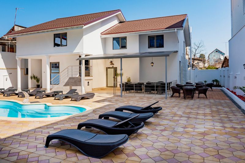 Задний двор,  бассейн