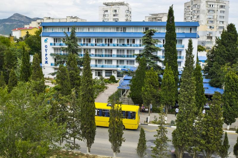 Сурож фасад с остановкой