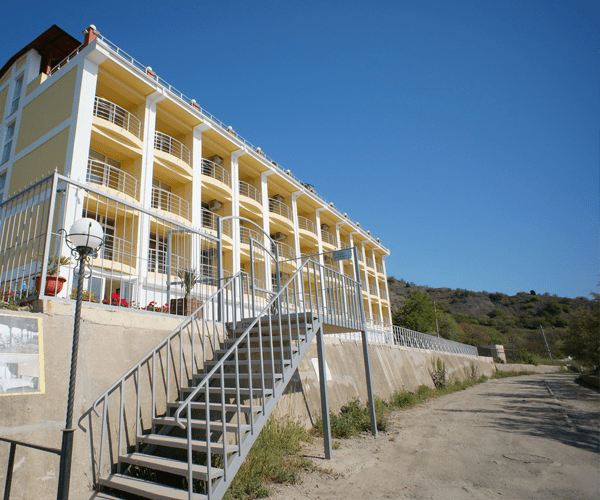 Вид с дороги на корпус