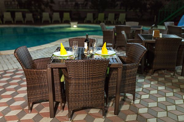 Открытая терраса у бассейна