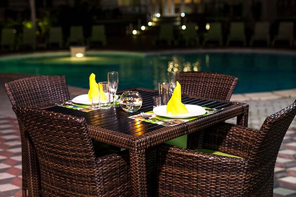 Открытая терраса у бассейна