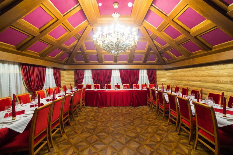 Бордовый зал