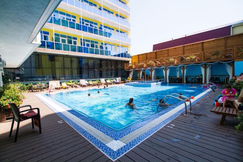 Бассейн между корпусов