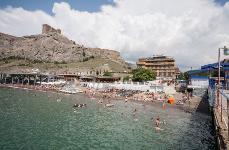 Вид на гостиницу с моря