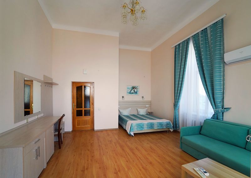 Люкс 2-местный 1-комнатный (с балконом и видом на море №7) (8)