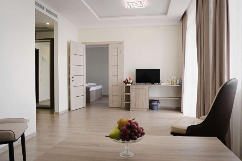 Люкс 4-местный 2-комнатный с джакузи (14)