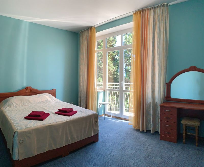 Люкс 4-местный 2-комнатный (с балконом)