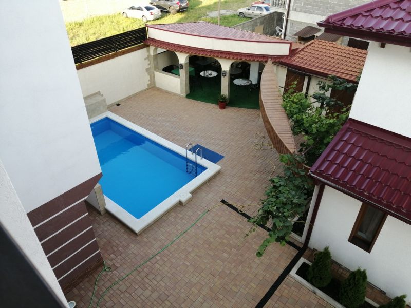 Бассейн, территория