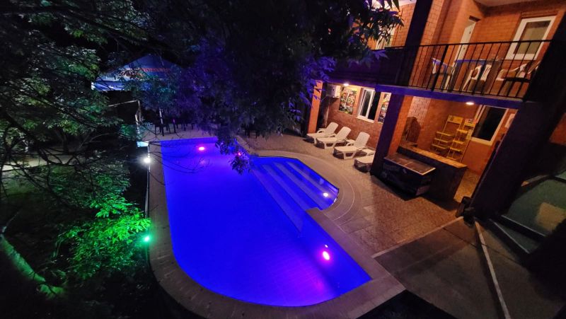 Территория у бассейна, ночь