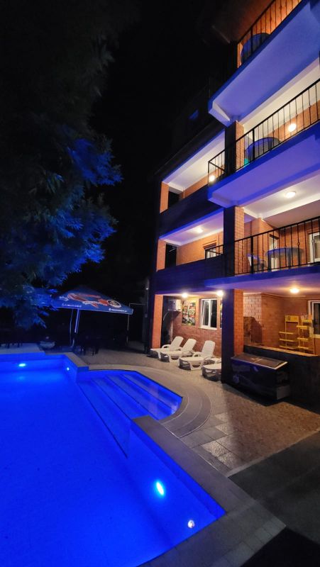 Территория у бассейна, ночь