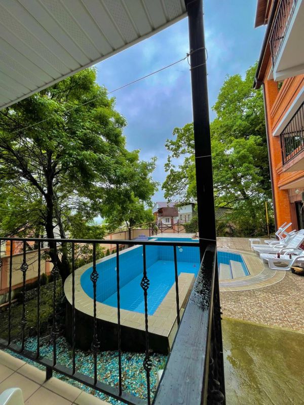 Вид на бассейн с террасы