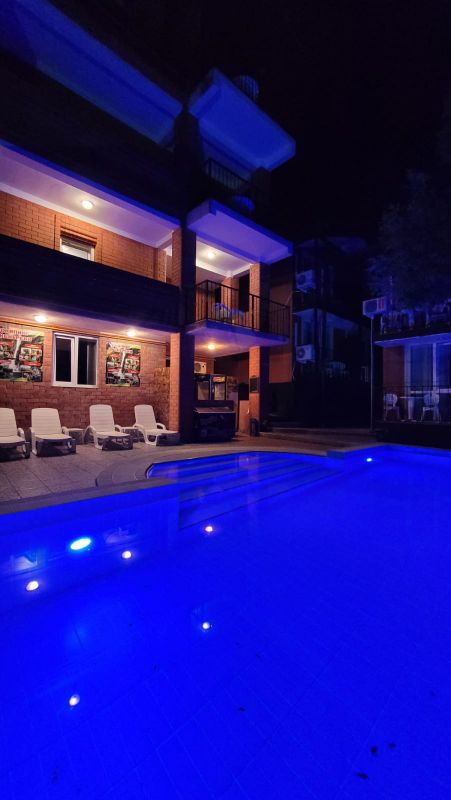 Территория у бассейна, ночь