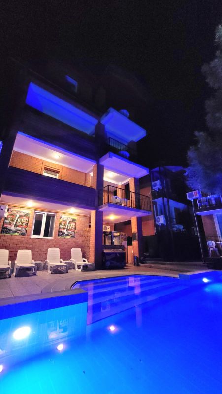 Территория у бассейна, ночь